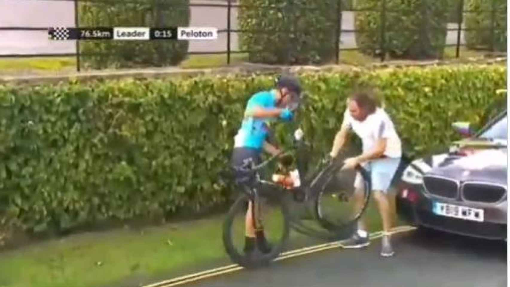 El ciclista Germán Gómez ayudado por Silva.