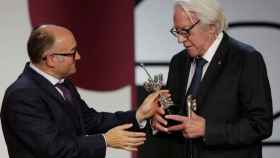 José Luis Rebordinos entrega el Premio Donostia a Donald Sutherland