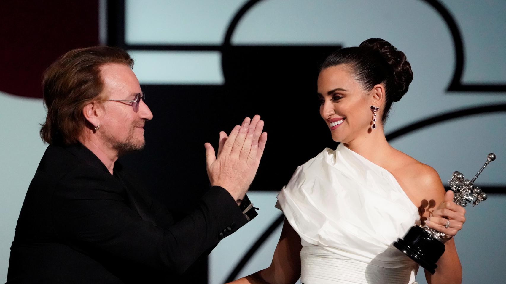 Bono entrega el premio del festival de San Sebastián a Penélope Cruz