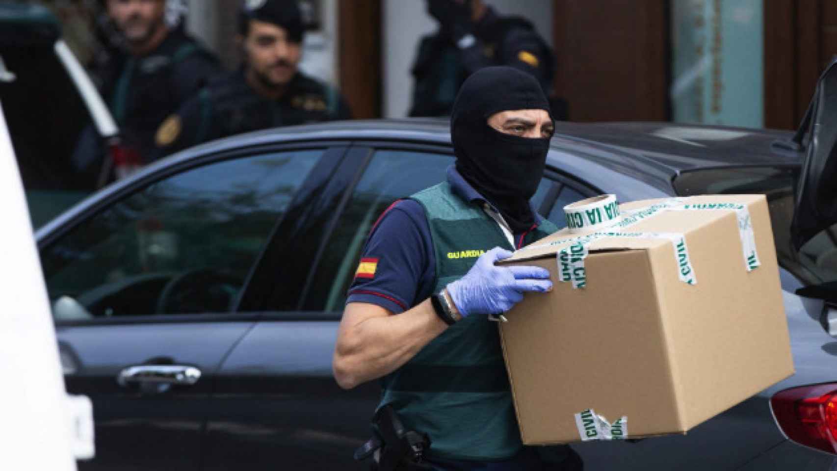 Un guardia civil durante el registro de uno de los miembros de los ERT en Sabadell.