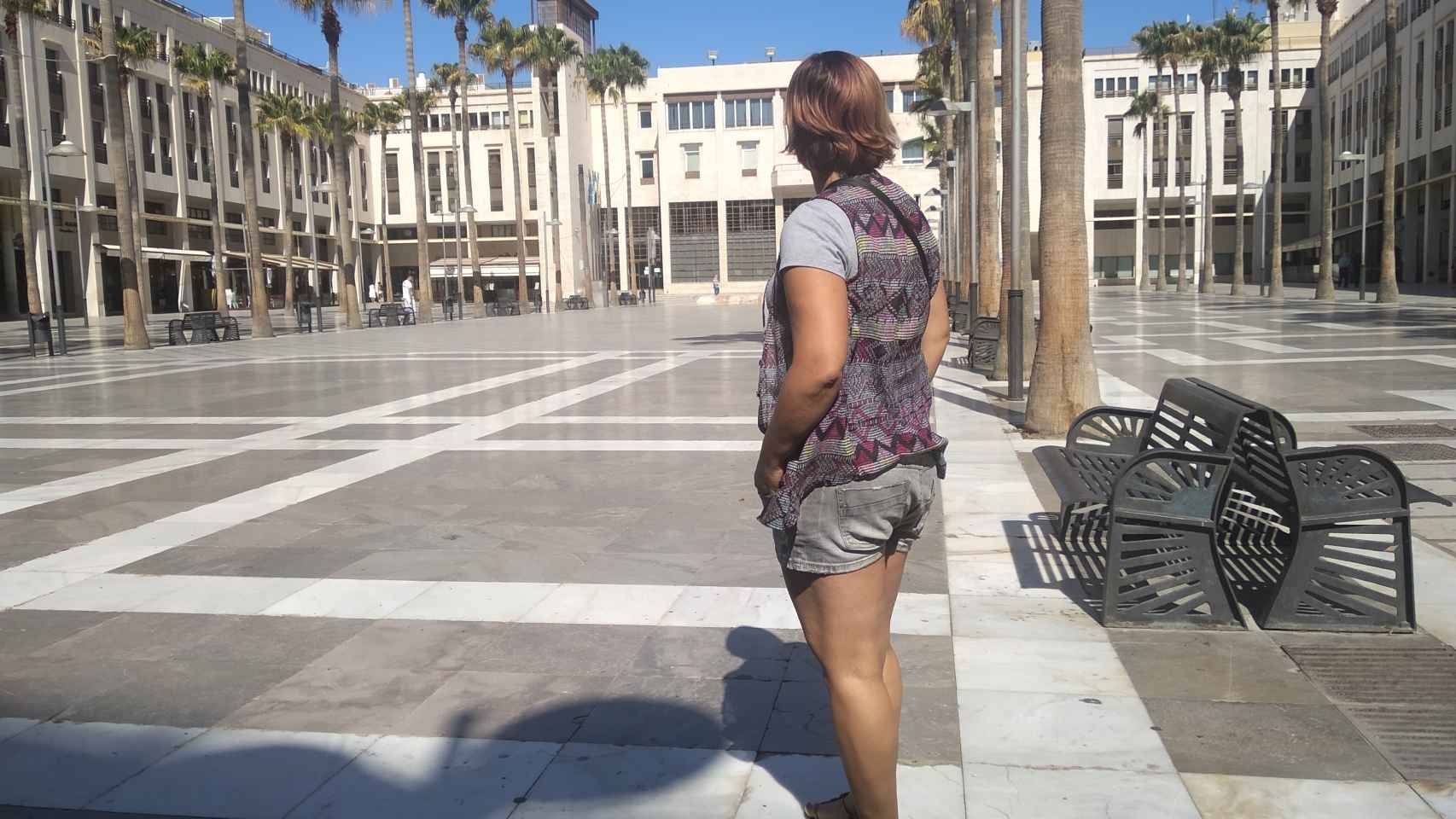 Anabel (nombre ficticio), víctima de violencia de género, mirando al Ayuntamiento de El Ejido.
