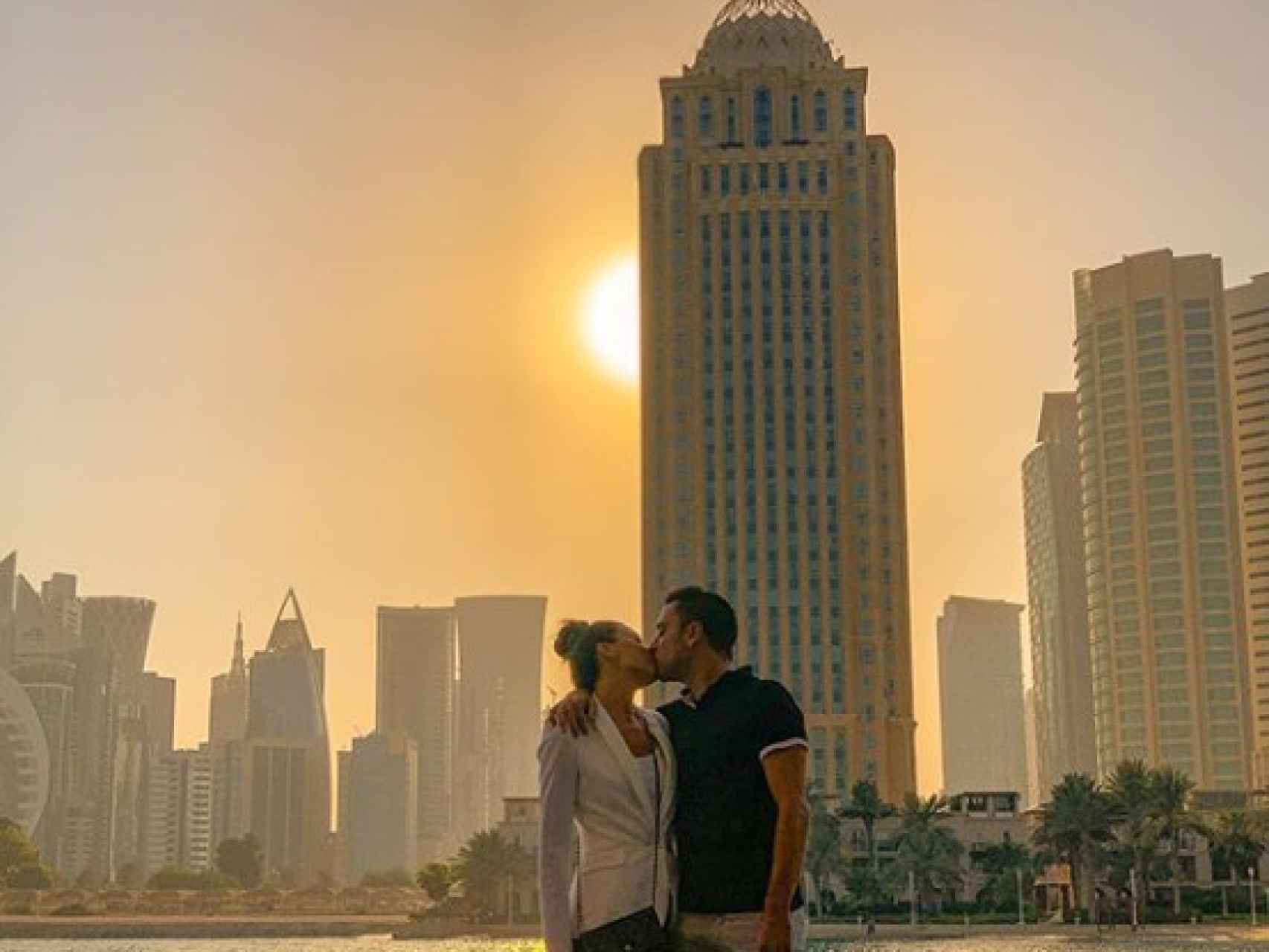 Xavi con su mujer, Núria Cunillera, posando entre los rascacielos de Doha.