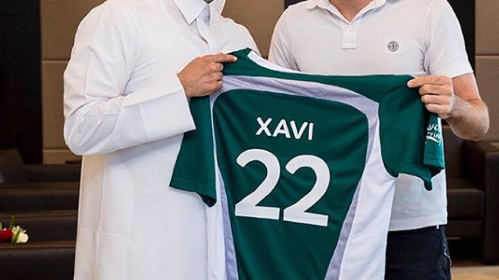 Xavi renovando como embajador del polémico mundial de Qatar de 2022.