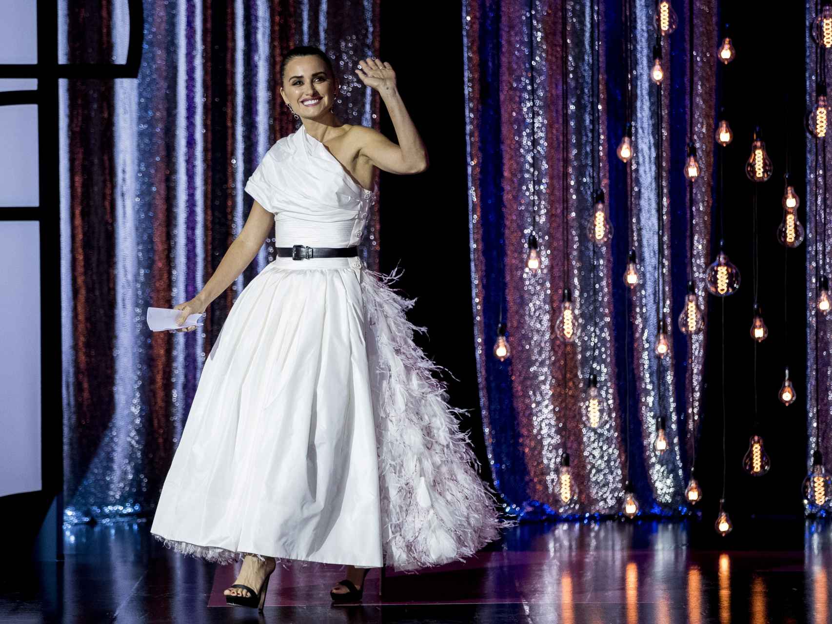 Penélope Cruz subiendo al escenario a recoger el Premio Donostia, luciendo un vestido blanco de Chanel.