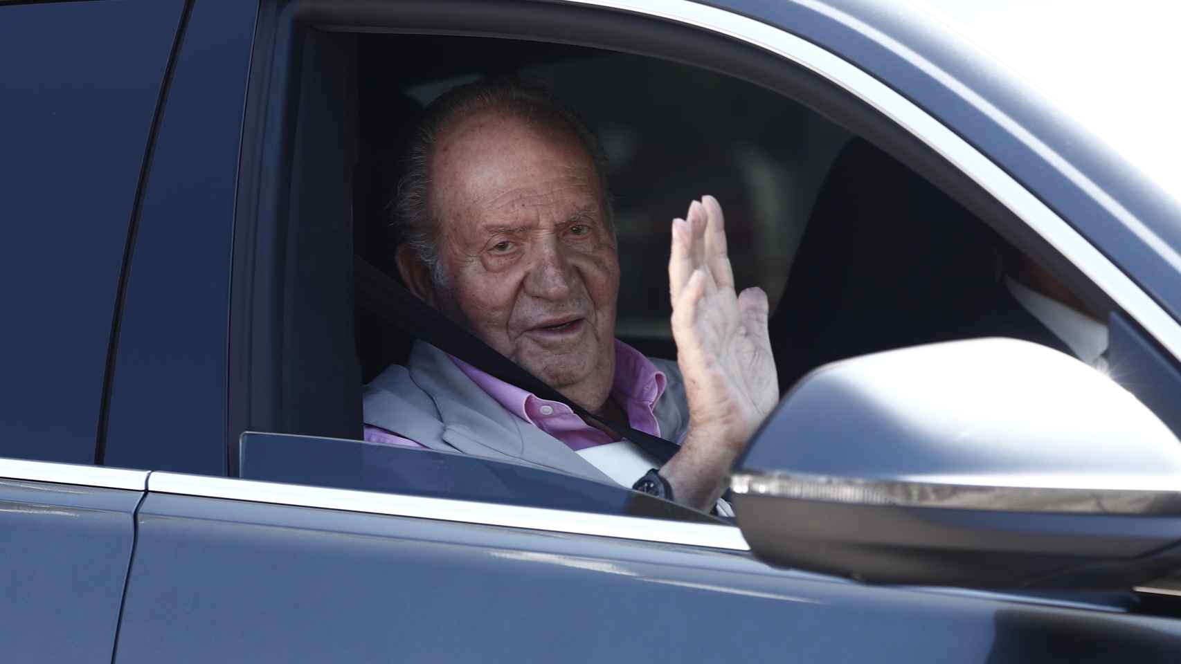 El rey Juan Carlos al salir del hospital tras ser operado del corazón.