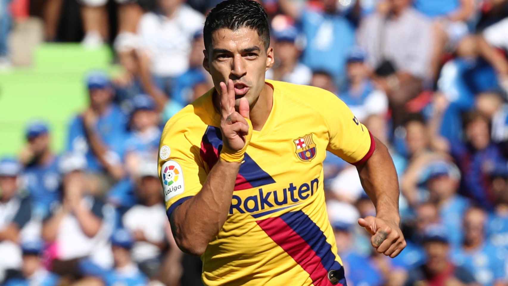 Luis Suárez celebra un gol del Barcelona con la camiseta amarilla