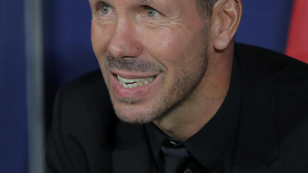 Simeone, en el banquillo durante el Atlético - Real Madrid
