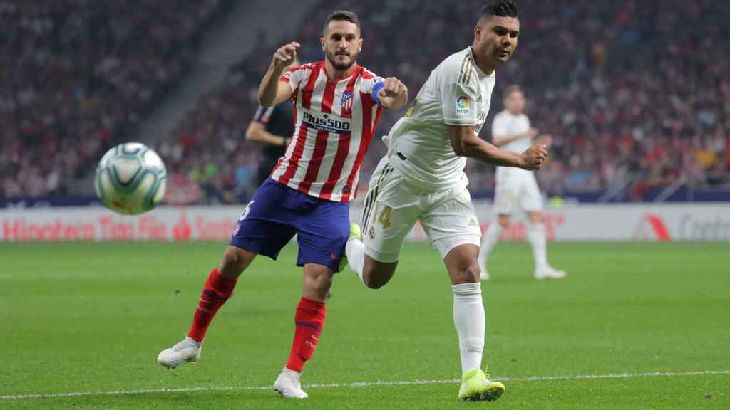 Casemiro y Koke, durante el derbi entre Atlético y Real Madrid