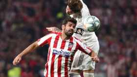 Salto entre Diego Costa y Sergio Ramos en el derbi madrileño