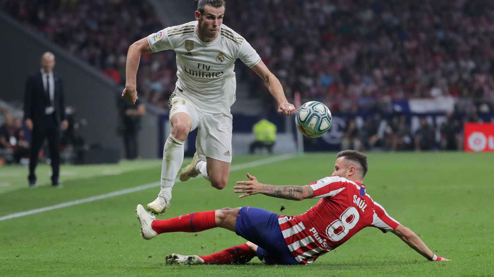 Gareth Bale sortea la entrada de Saúl en el derbi madrileño