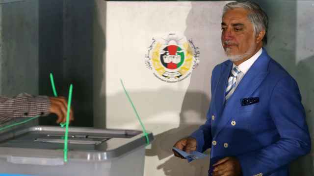 El candidato a la presidencia, Abdullah Abdullah, vota en Kabul.