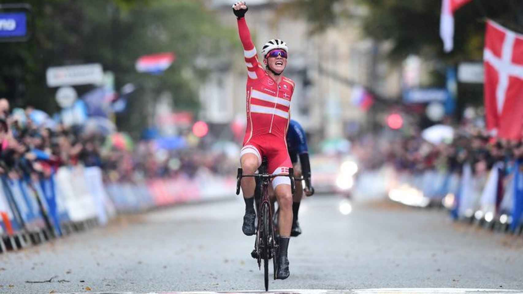 Mads Pedersen, tras ganar el Mundial de ciclismo. Foto: Twitter (@UCI_cycling)