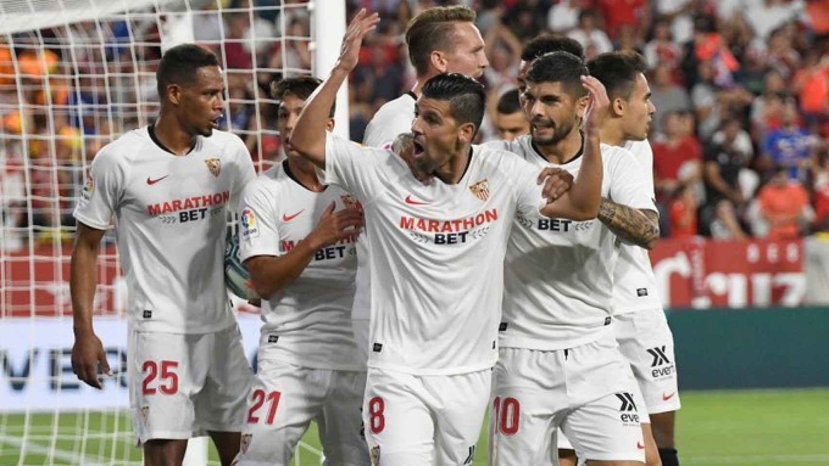 Los jugadores del Sevilla celebran el empate ante la Real Sociedad