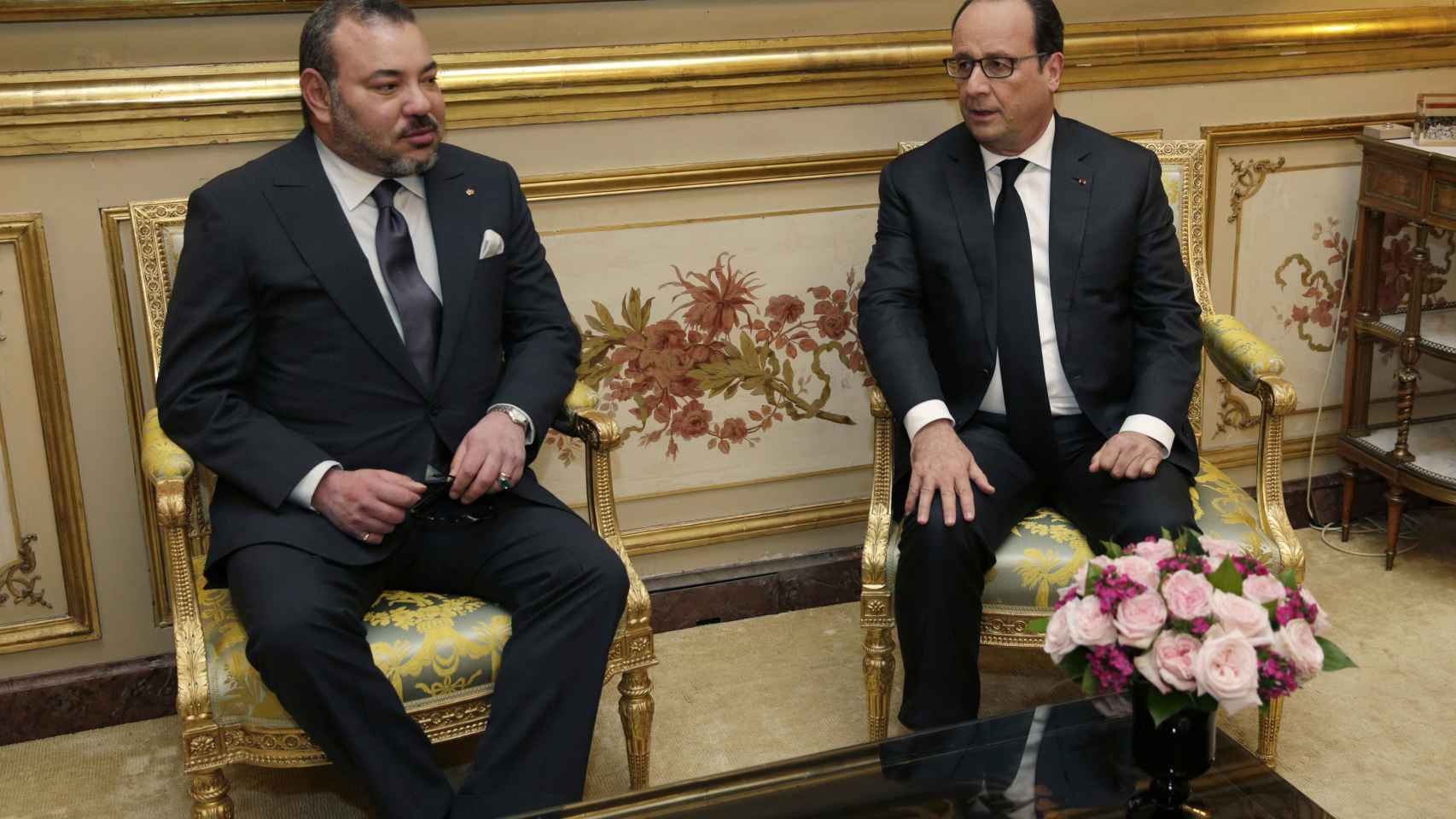 Mohamed VI junto al expresidente francés Francois Hollande en una reunión en París.