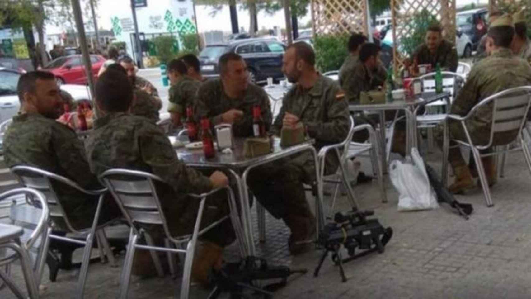 Un grupo de militares tomando cerveza en Vilafranca del Penedès (Barcelona)