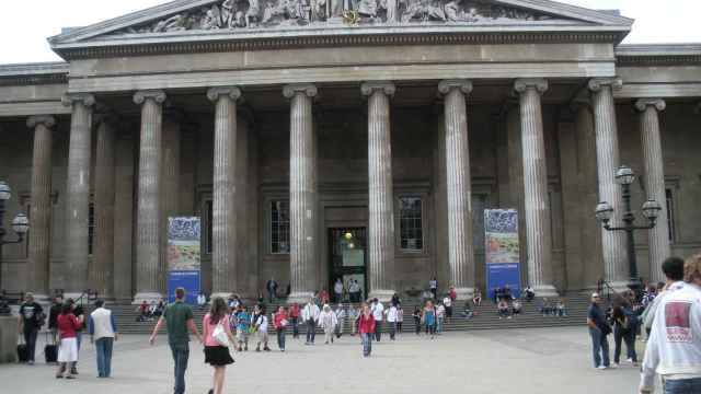 Fachada y acceso principal al British Museum.
