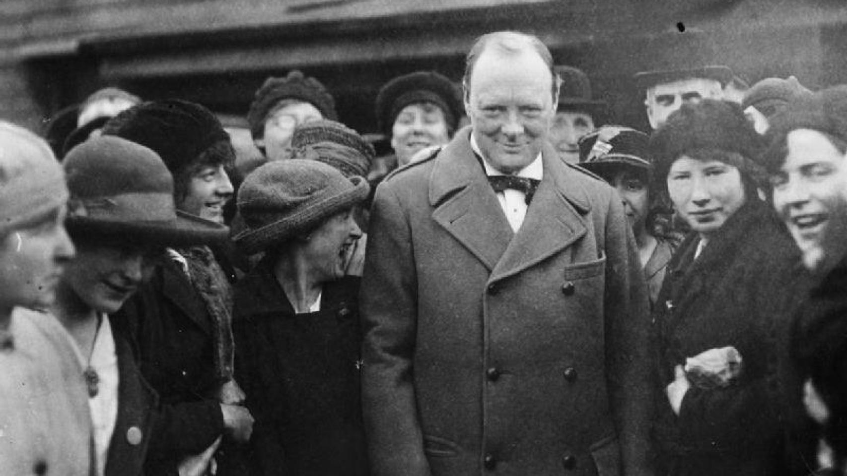 Churchill en un encuentro con mujeres trabajadoras cerca de Glasgow (1918).