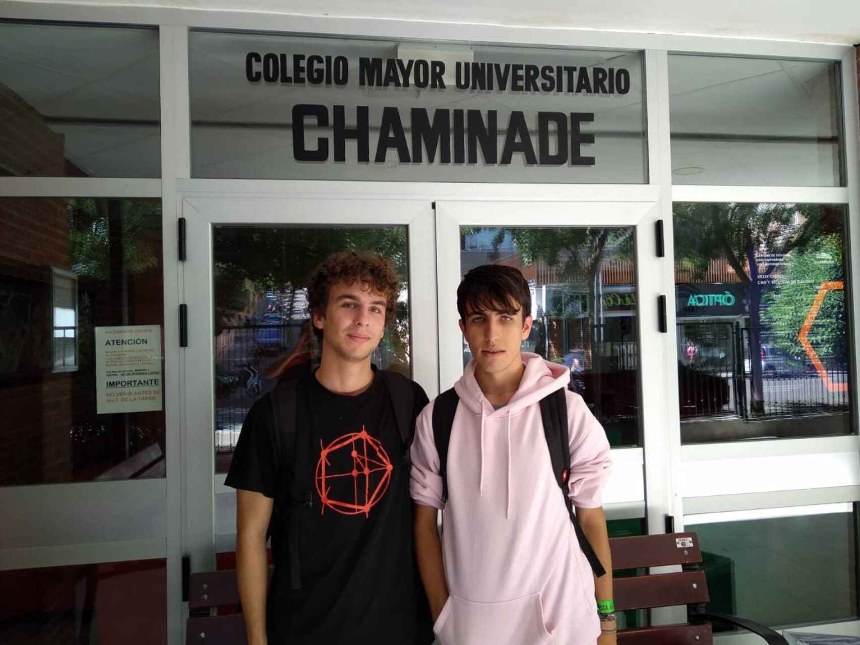 Alberto vive en el Colegio Mayor Chaminade y Aitor en piso compartido. Ambos estudian Matemáticas.