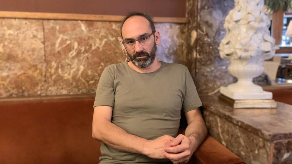 El escritor Joaquín Campos en el Café Comercial de Madrid.