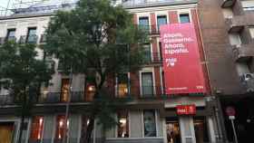 Fachada de la sede del PSOE en Ferraz con su nuevo lema