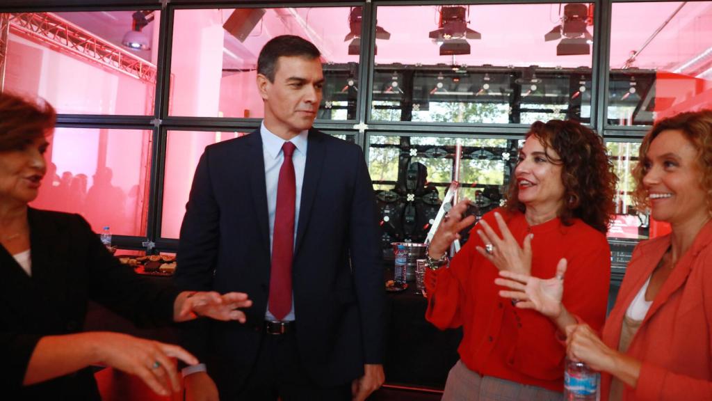 Pedro Sánchez, con Carmen Calvo, María Jesús Montero y Meritxell Batet, este lunes en Madrid.