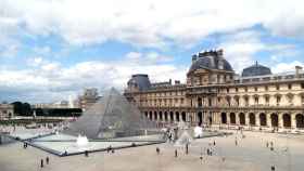 La famosa pirámide de acceso al Louvre.