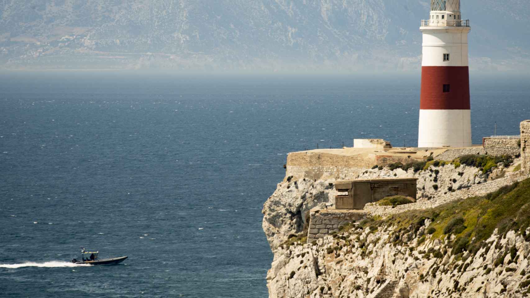 Una lancha de Aduanas en el Estrecho de Gibraltar.