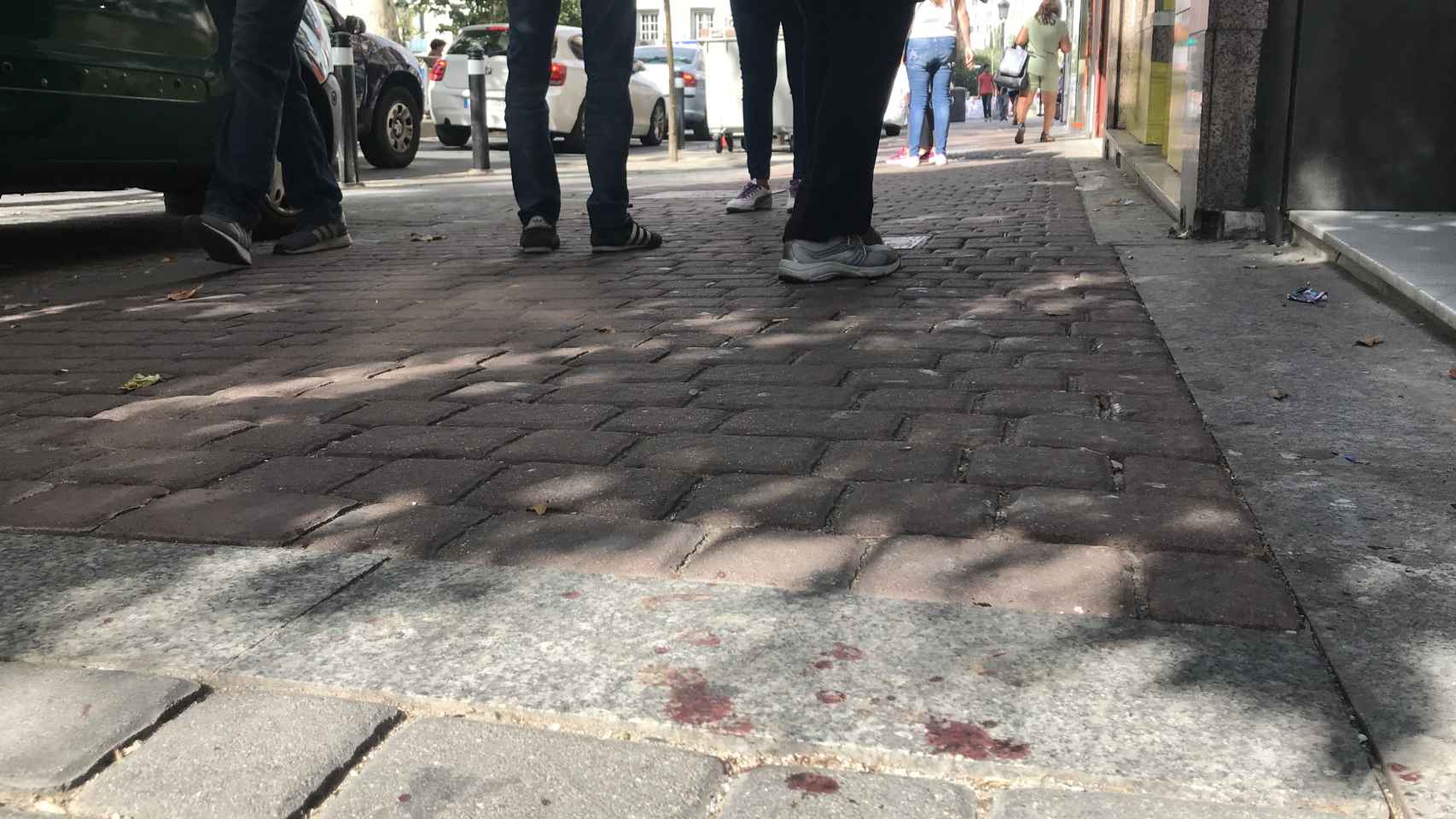 En la calle, donde se produjo el tiroteo, todavía se advierten restos de sangre.