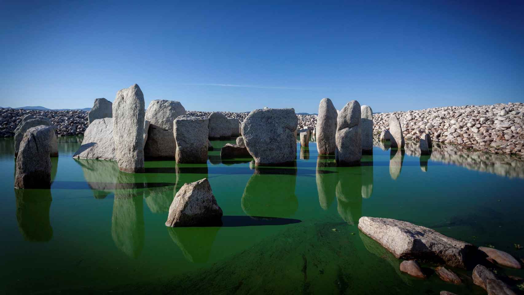 El dolmen de Guadalperal comienza a verse anegado por el agua del pantano de Valdecañas.
