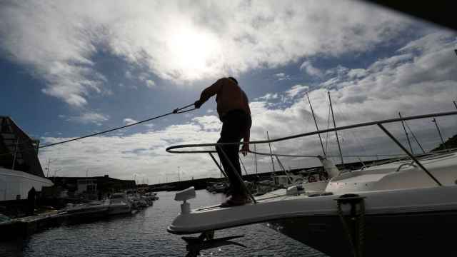 Un hombre refuerza el amarre de su barco en Angra do Heroismo, en las islas Azores, antes de la llegada del huracán Lorenzo.