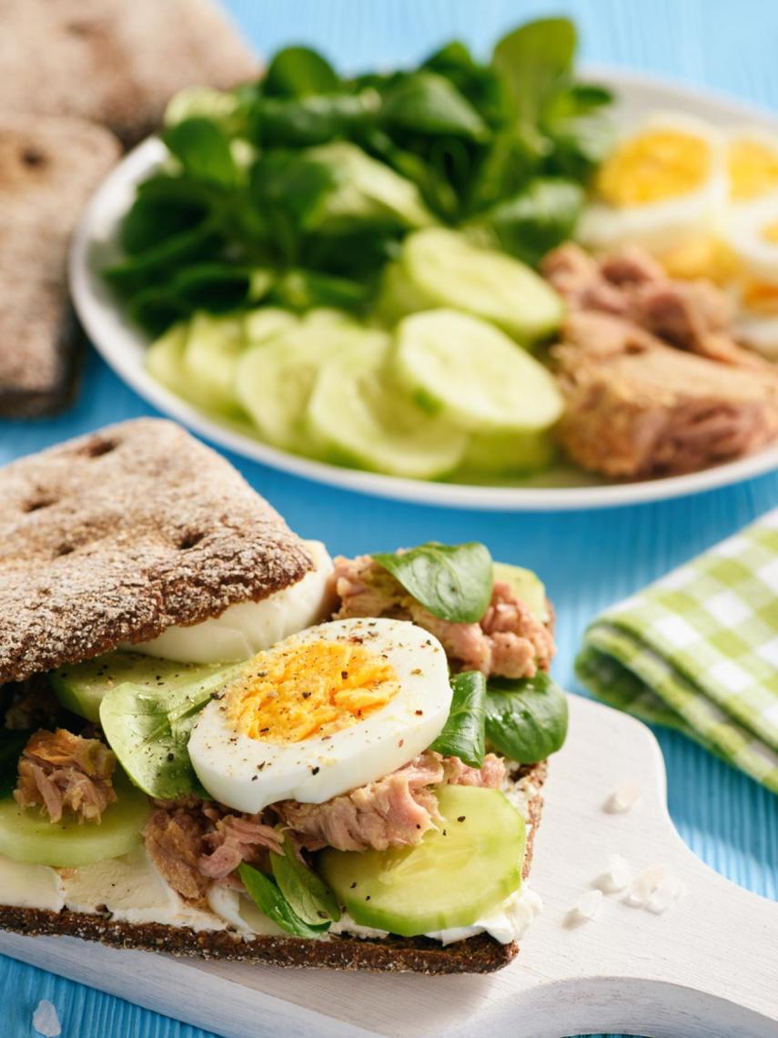 Sándwich de atún y huevo, receta de cena fácil y rápida