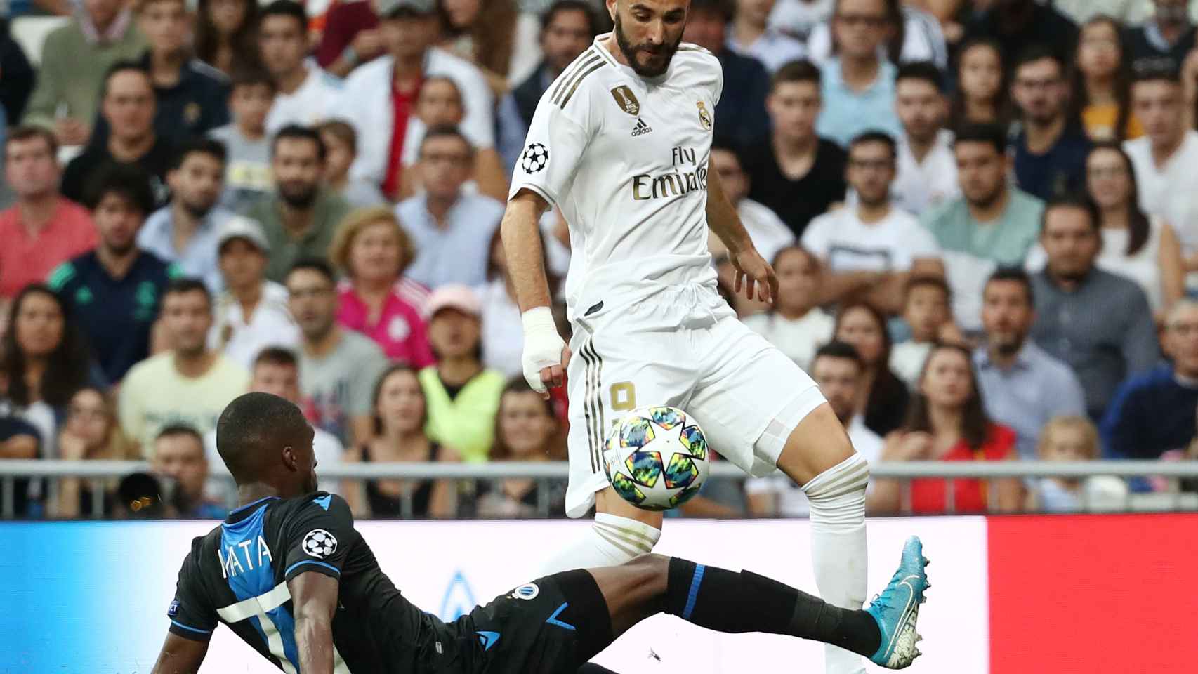 Clinton Mata intenta robar el balón a Karim Benzema