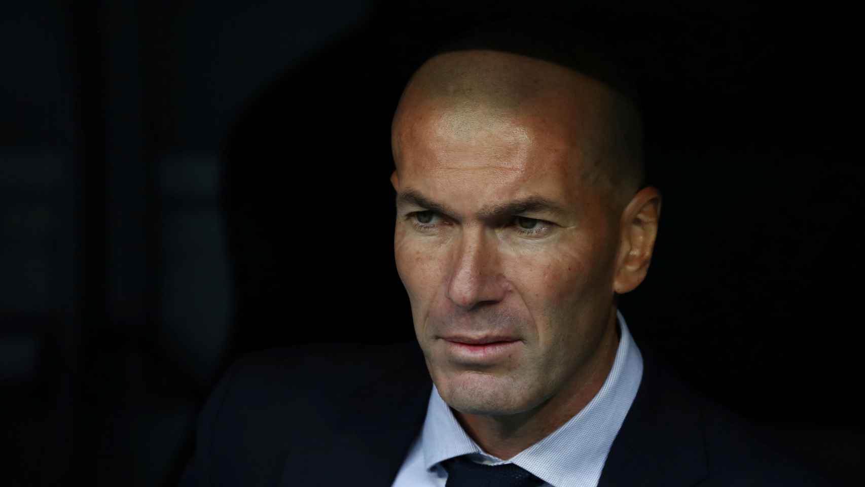 Zinedine Zidane en el banquillo del Santiago Bernabéu durante el partido frente al Brujas