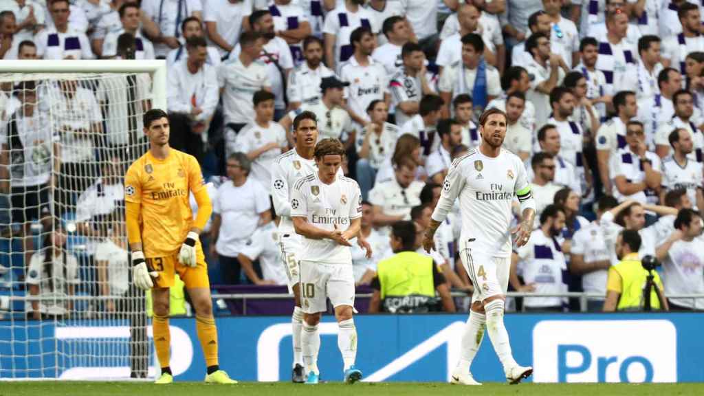 Los jugadores del Real Madrid cabizbajos tras el segundo gol del Brujas
