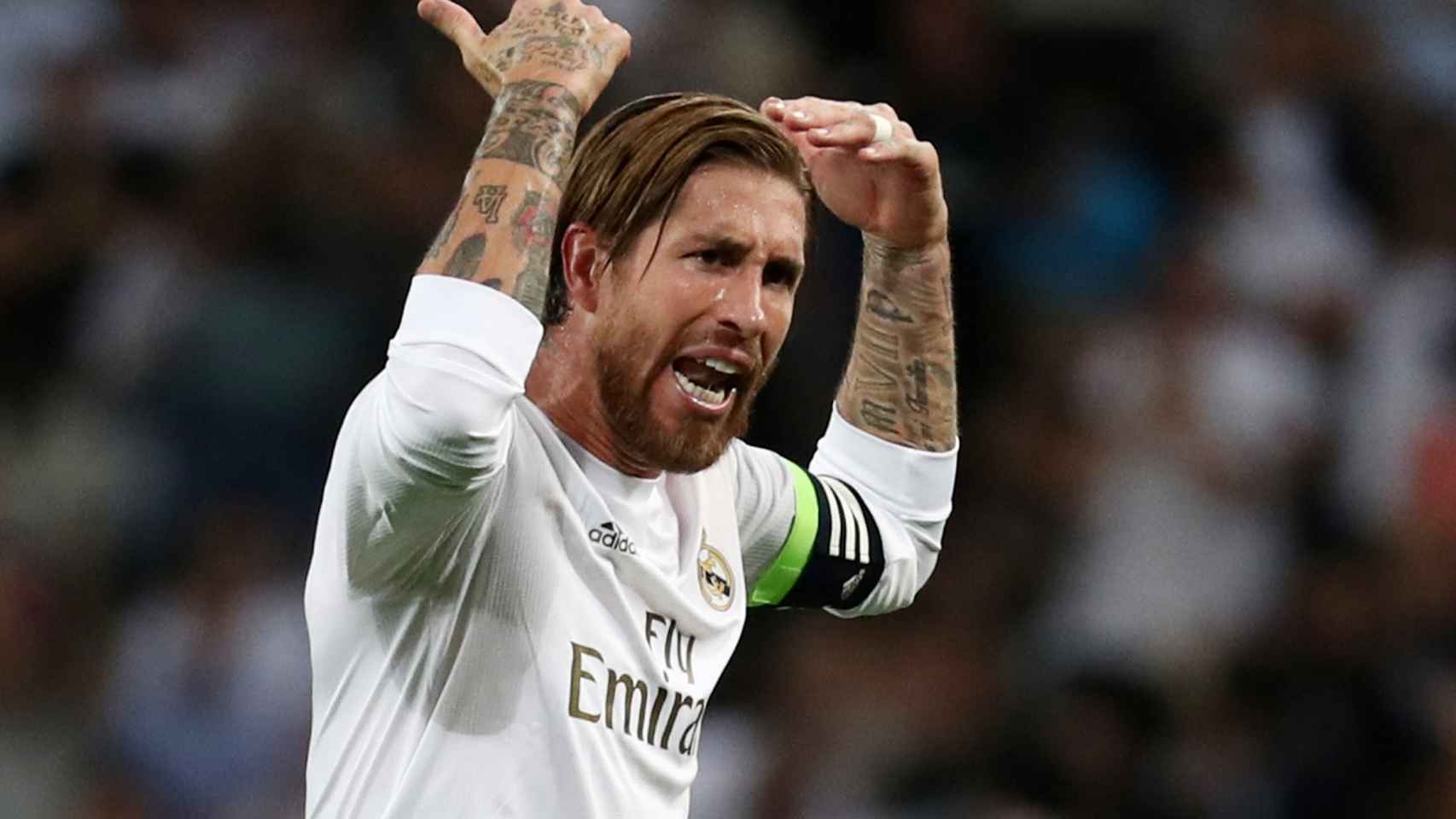 Sergio Ramos anima a la afición del Santiago Bernabéu