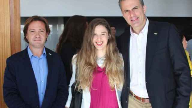 El líder de Actúa-Vox en Baleares, Jorge Campos junto a Malena Contestí y Javier Ortega Smith, secretario general de Vox.