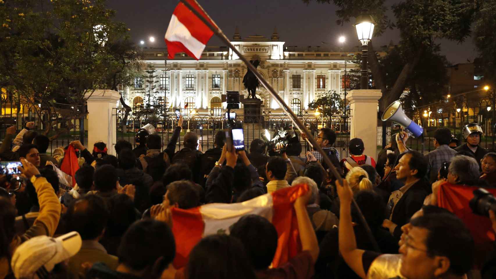 Ciudadanos celebran el anuncio del presidente de Perú del cierre del Congreso.