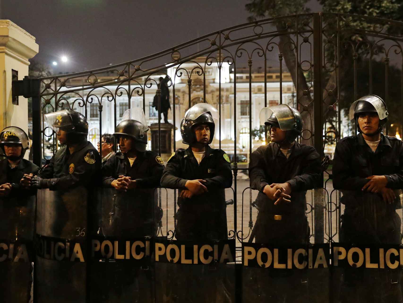 La policía aguarda frente al Congreso después de que el presidente, Martin Vizcarra, lo cerrase.