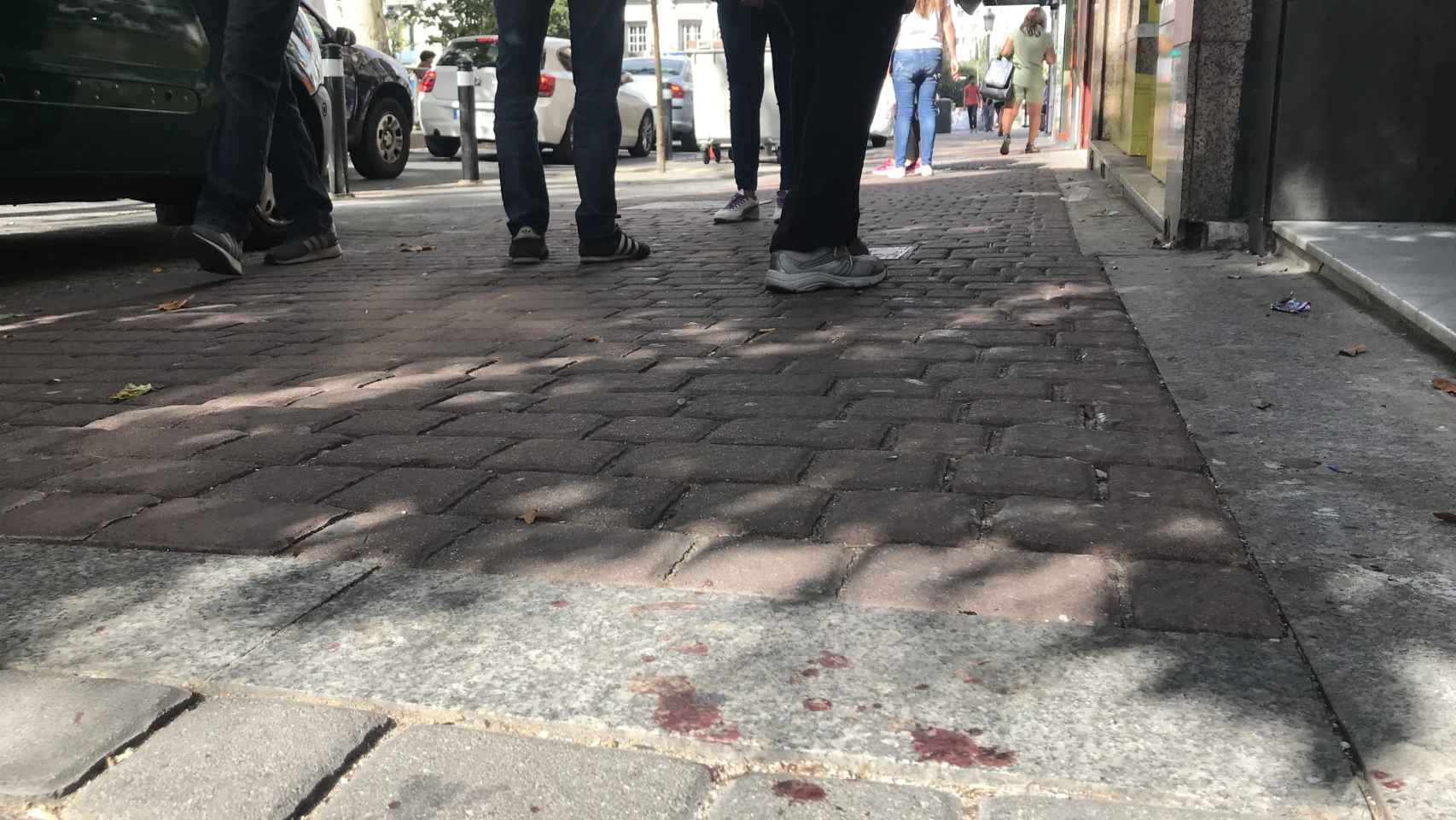 En la calle, donde  se produjo el tiroteo, todavía se advierten restos de sangre.