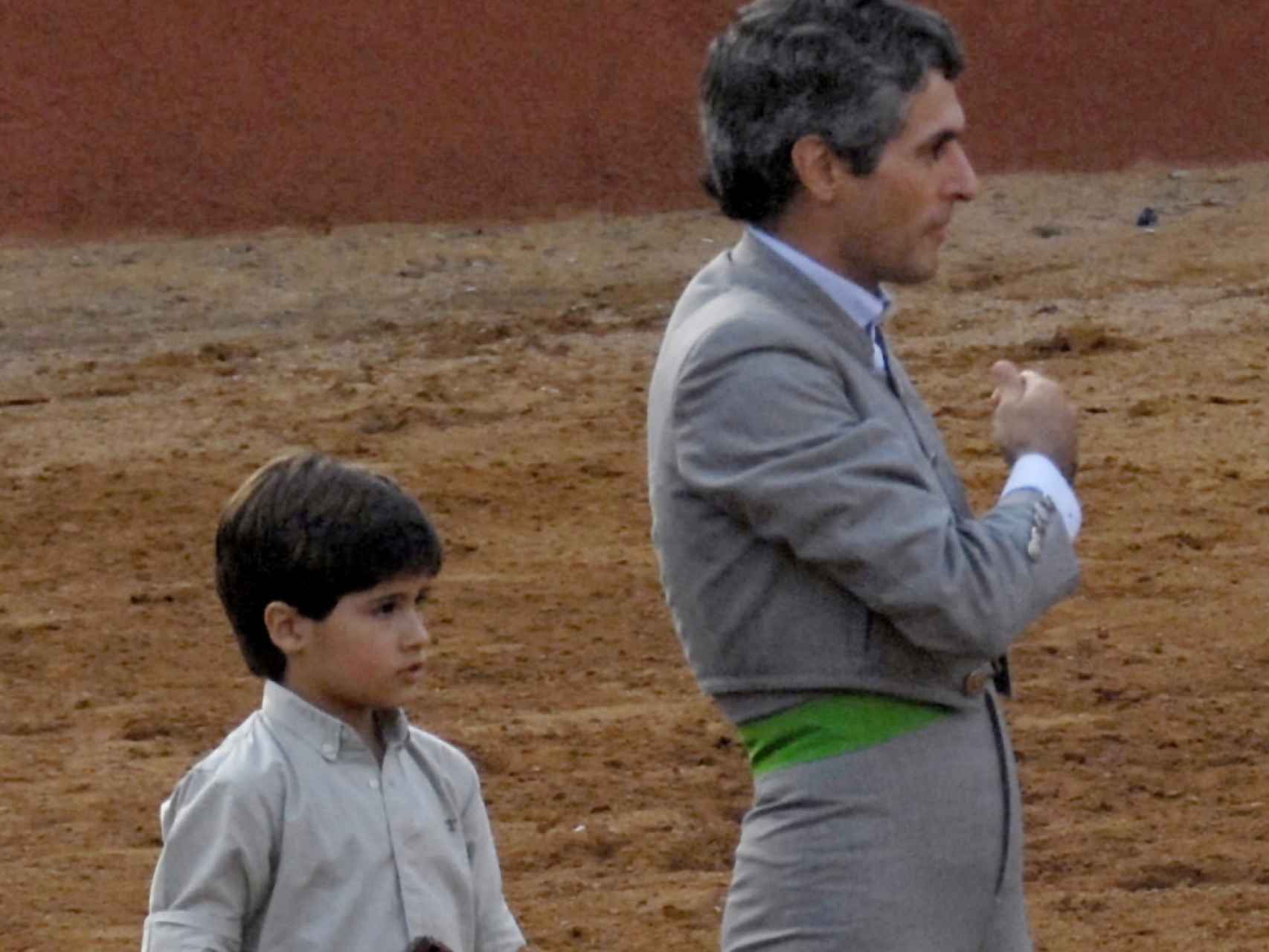 Adolfo Suárez padre y 'Adolfito' sobre la arena de un coso en 2007.