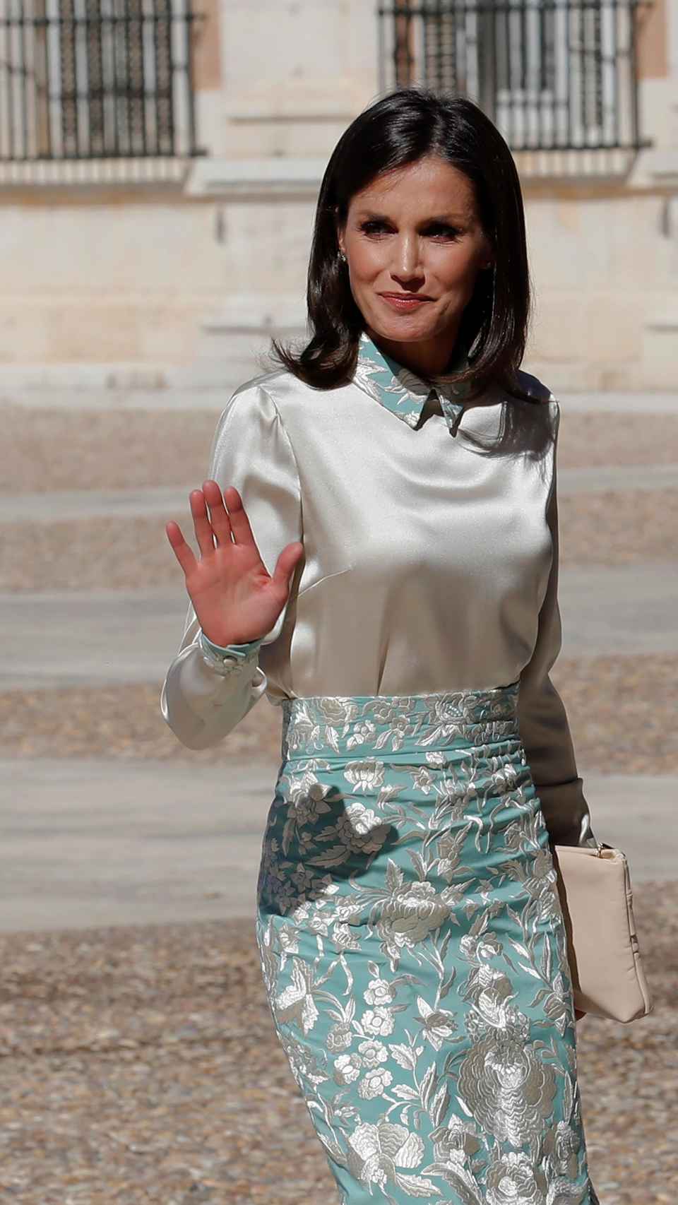 La reina Letizia saluda a su llegada al Palacio de Aranjuez.