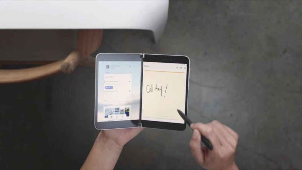 Al igual que el Surface Duo, un iPhone de dos pantallas ofrecería muchas posibilidades