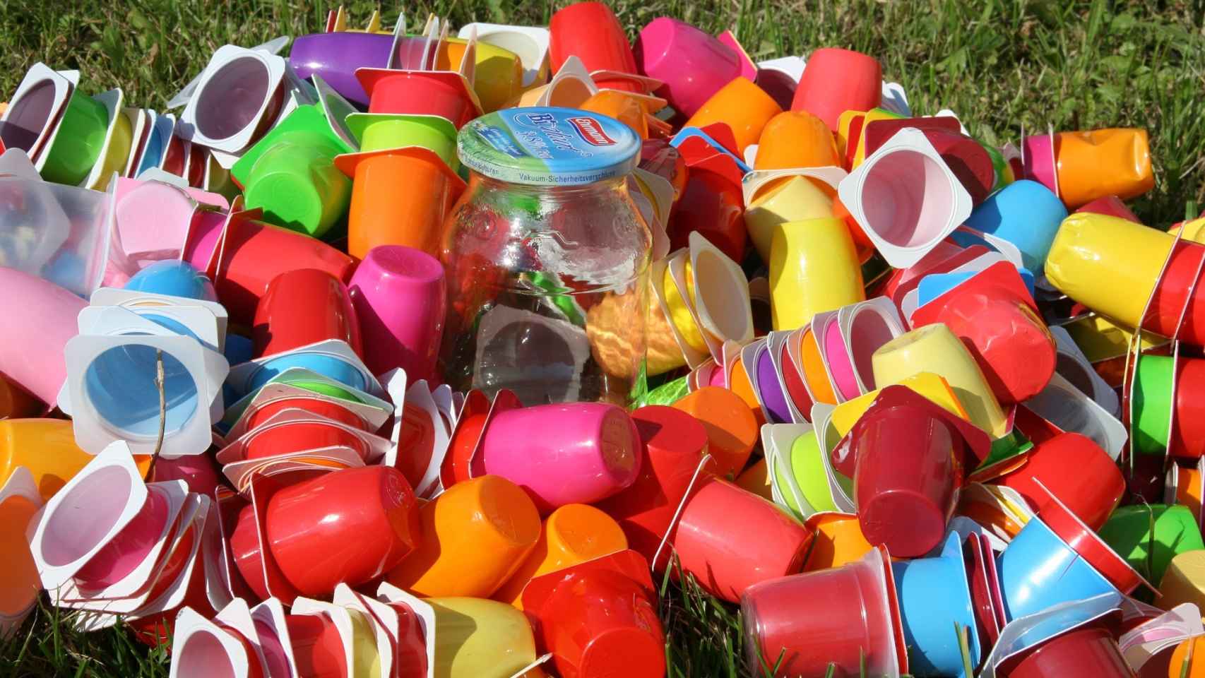 Un montón de envases de plástico desechados.