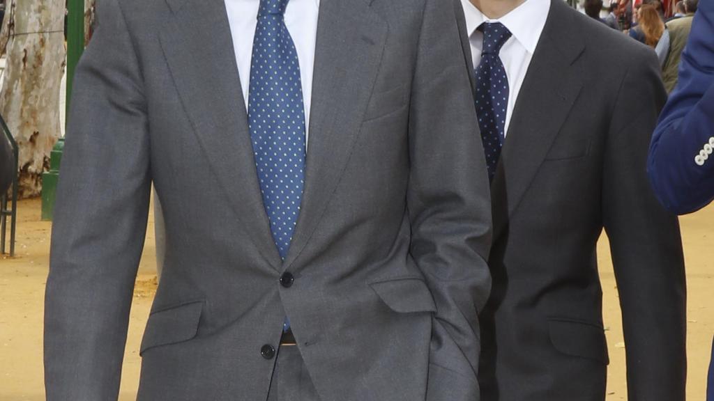 Adolfo Suárez Illana junto a su hijo en una imagen de archivo.