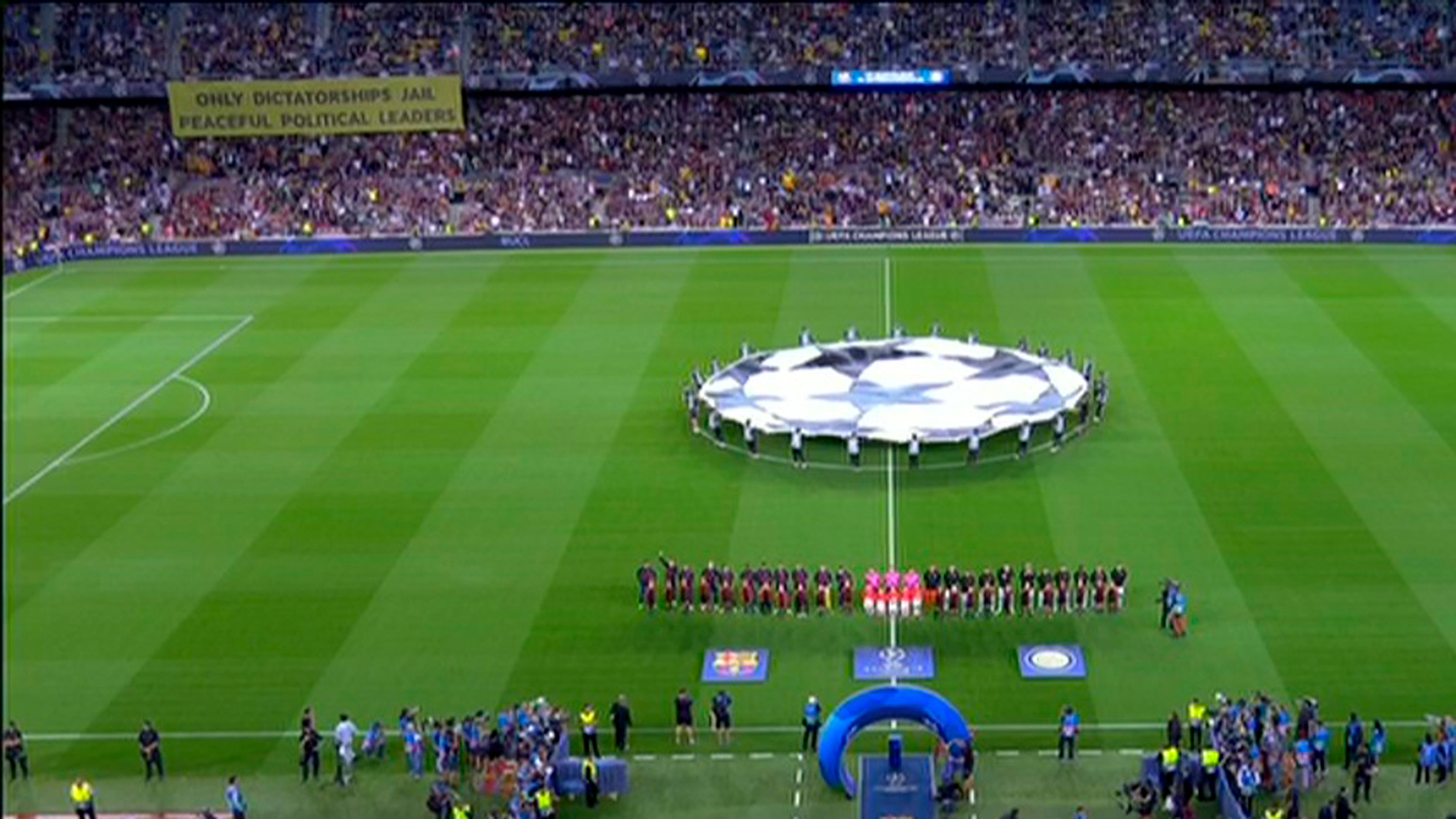 Pancarta política en el Camp Nou durante el Barcelona - Inter de Champions Leage