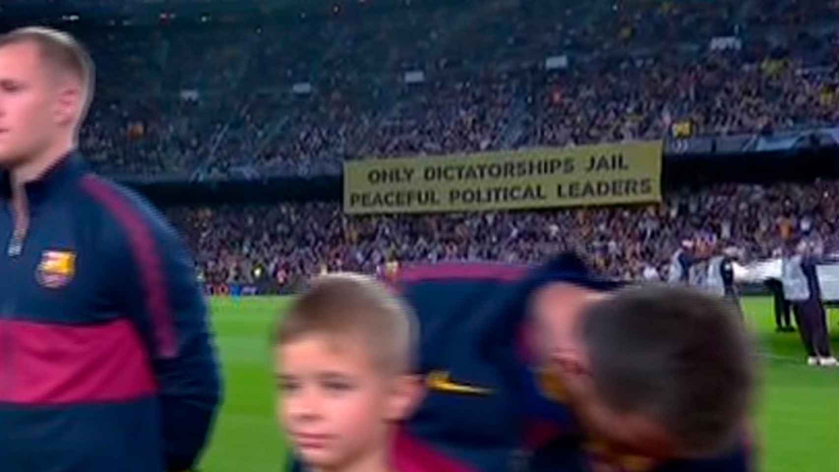 Pancarta política en el Camp Nou durante el Barcelona - Inter de Champions Leage