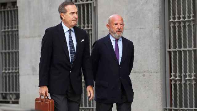 El expresidente del Banco Popular Emilio Saracho (d), a su llegada a la Audiencia Nacional, este miércoles