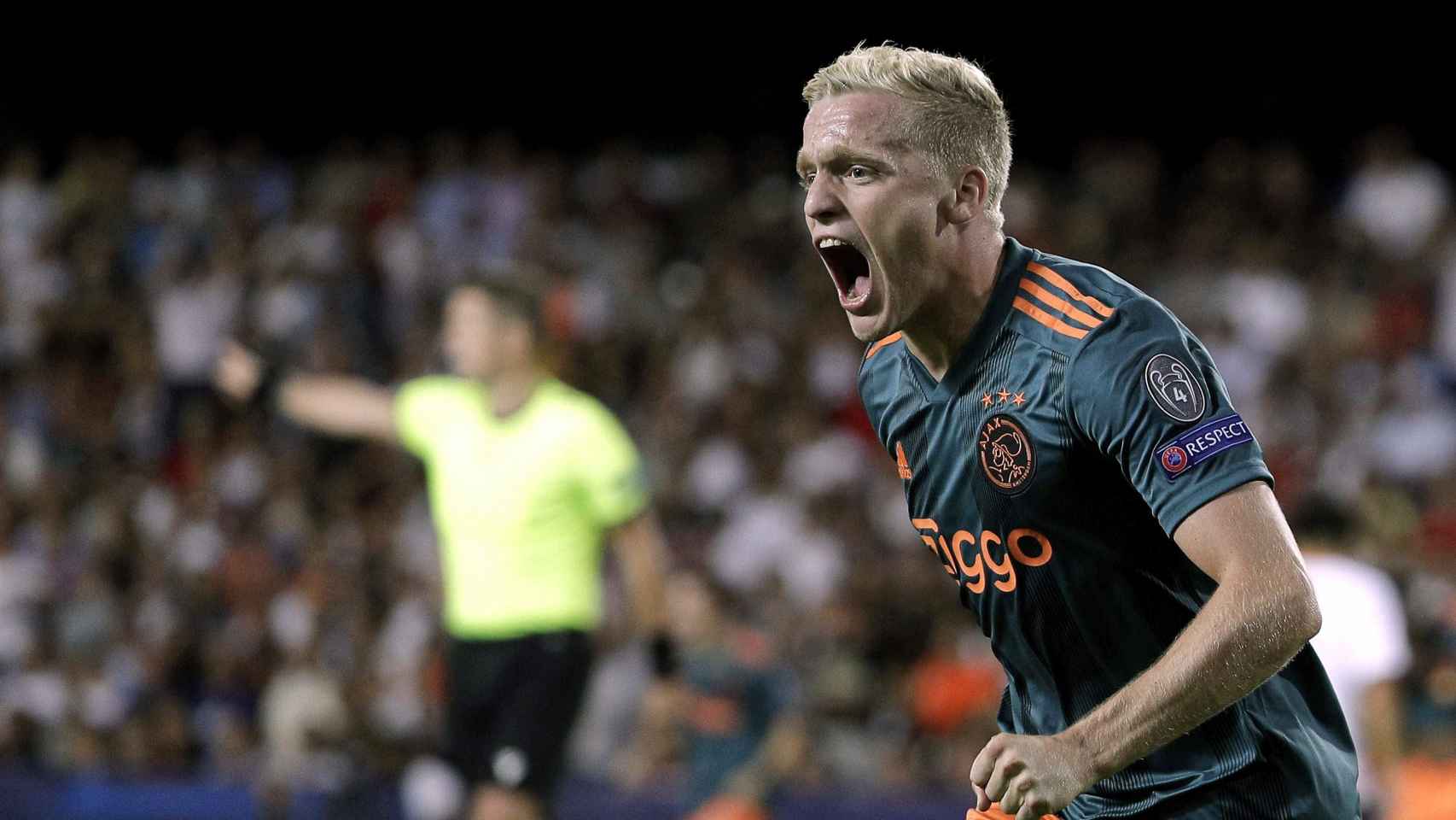 Donny Van de Beek celebra un gol con el Ajax en Champions