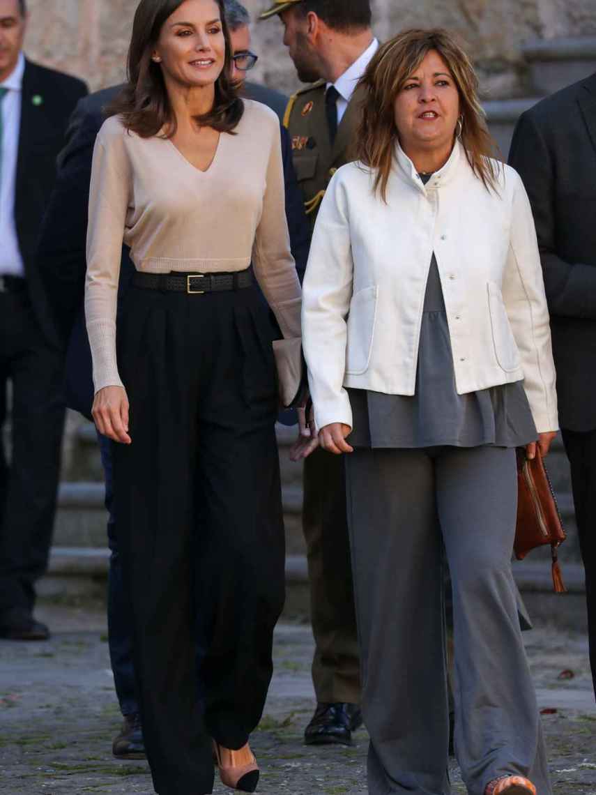 La reina Letizia con un pantalón 'palazzo' de Hugo Boss.