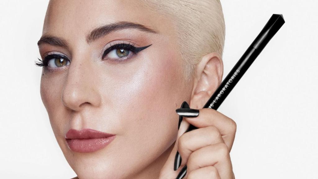 Lady Gaga anunciaba por sorpresa este eyeliner líquido.
